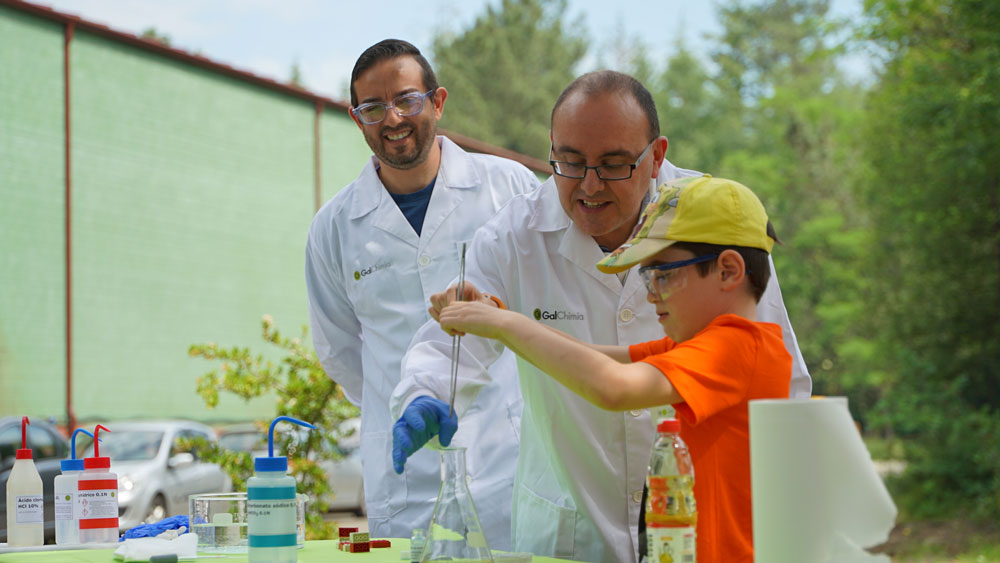 Un día compartiendo nuestra pasión por la química con los alumnos de 3º y 4º de primaria del colegio de Touro