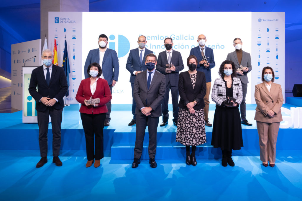 O titular do Goberno galego, Alberto Núñez Feijóo, acompañado polo vicepresidente segundo e conselleiro de Economía, Empresa e Innovación, Francisco Conde, participa no acto de entrega dos II Premios Galicia de Innovación e Deseño. Museo Centro Gaiás, Santiago de Compostela 24/01/22.